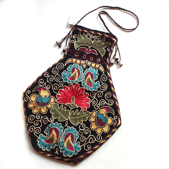 ウズベキスタンのスザンニ刺繍・ベルベット地のミニポシェットアンフォラ・壺のかたち/ブラック ウズベキスタンのスザンニ刺繍・ベルベット地のミニポシェットアンフォラ・壺のかたち/ブラック