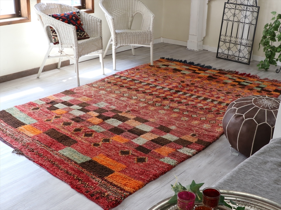 モロッコラグ　Morocco Berber rug オールドカーペット エリアラグ266×158cm 色褪せた赤・オレンジ＆グリーンのモチーフ