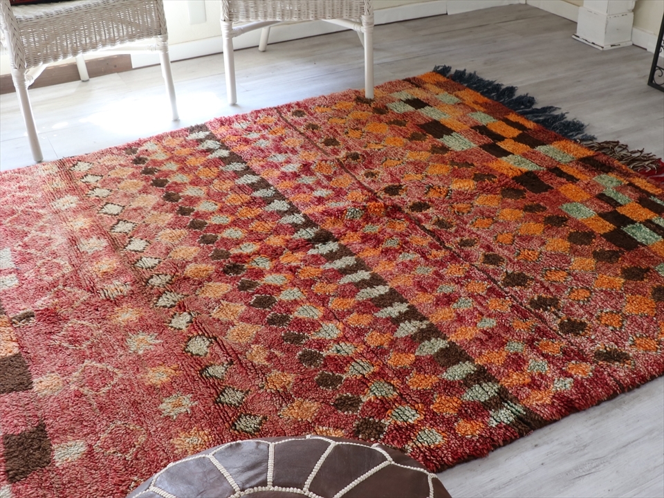 モロッコラグ　Morocco Berber rug オールドカーペット エリアラグ266×158cm 色褪せた赤・オレンジ＆グリーンのモチーフ
