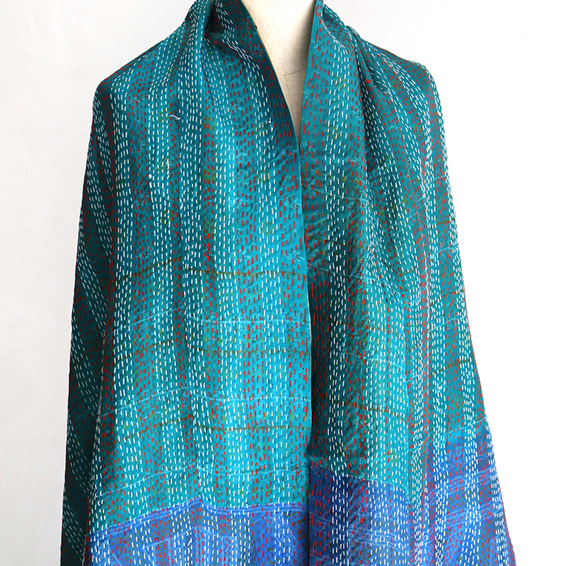 インドのアンティーク刺し子】ヴィンテージ 草木染め 布 赤 刺繍 貝