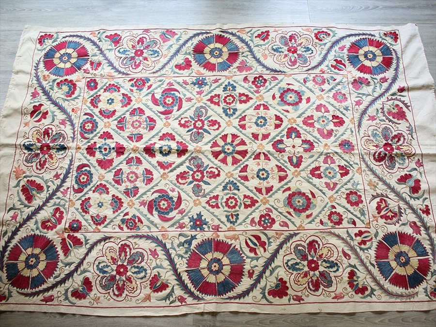 ウズベキスタン刺繍布 スザニ シルクの手刺繍スザニ ウズベキスタン・スザンニ/アンティークリプロ フラワーガーデン ガラタバザール