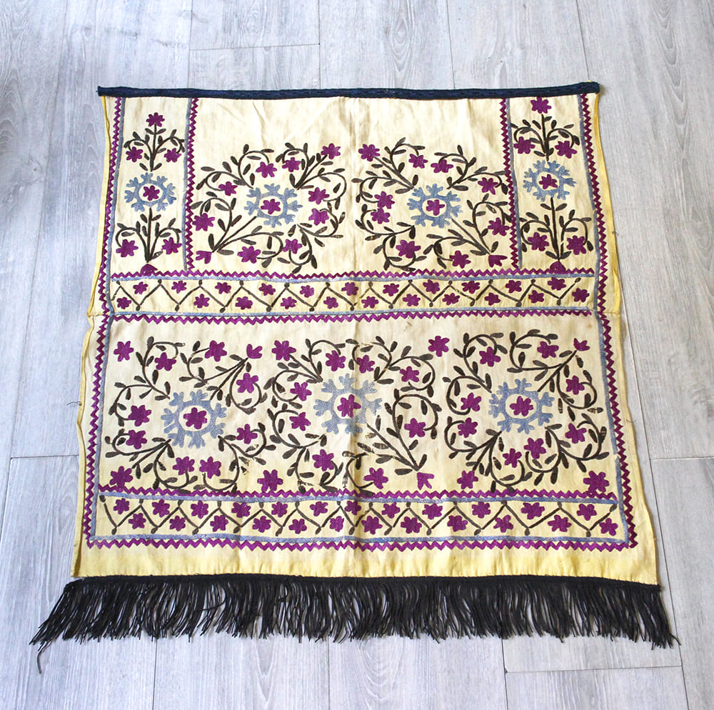 ガラタバザール / オールドスザンニ(スザニ)・ウズベキスタンの刺繍布 Uzbekistan Suzani 68×65cm/2枚を縫い合わせたピース ブラウンのタッセル/パープルの小さな花 ガラタバザール / オールドスザンニ(スザニ)・ウズベキスタンの刺繍布 Uzbekistan Suzani 68×65cm/2枚を縫い合わせたピース ブラウンのタッセル/パープルの小さな花