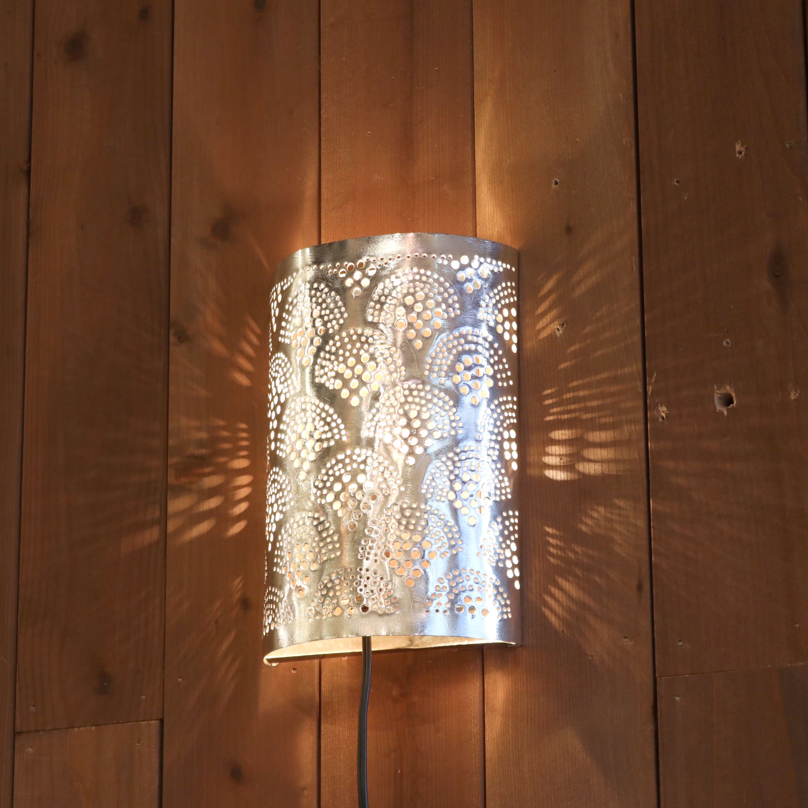 メタルシェード・ウォールランプ・エジプト製ハンドメイド/Metal Shade Wall Lamps　シルバー色・レインボー　白熱電球付属