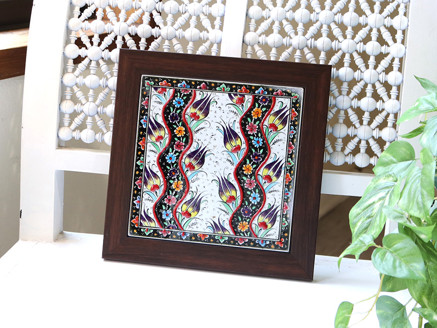 ガラタバザール トルコタイル額装 手書きの絵付け１枚額連なるチューリップとカラフルな花